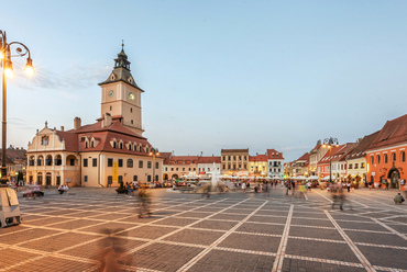 A főtéren álló régi városháza épülete alig fiatalabb a templomnál, pedig a 20. század eleji városrendezés idején kis híján lebontották. 49 méter magas tornya négy év múlva lesz 500 éves.

 
