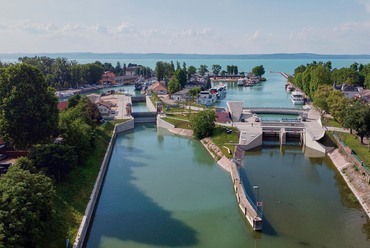 Siófoki nagyműtárgyak rekonstrukciója, üzemviteli épület és új köztér létesítése. Masterplan és építészeti tervezés: Térhálózat. Drón fotó: Pásztor Gábor
