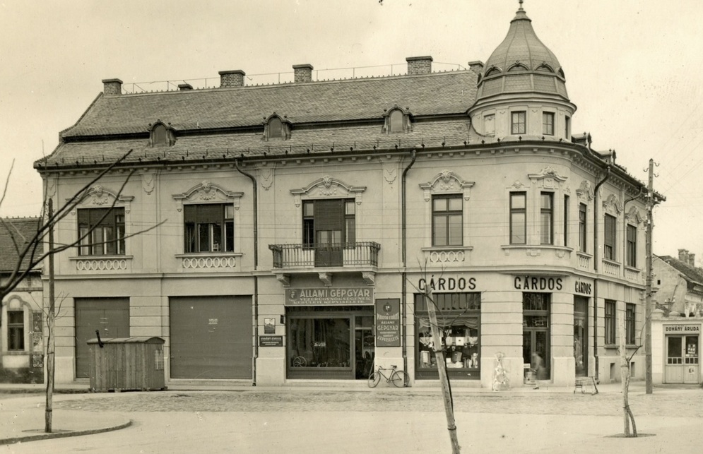 Tárkány-palota, Hódmezővásárhely, Lázár utca - Dr. Rapcsák András út (Szentesi utca) sarok, 1929-30 – kép forrása: Wikimedia Commons
