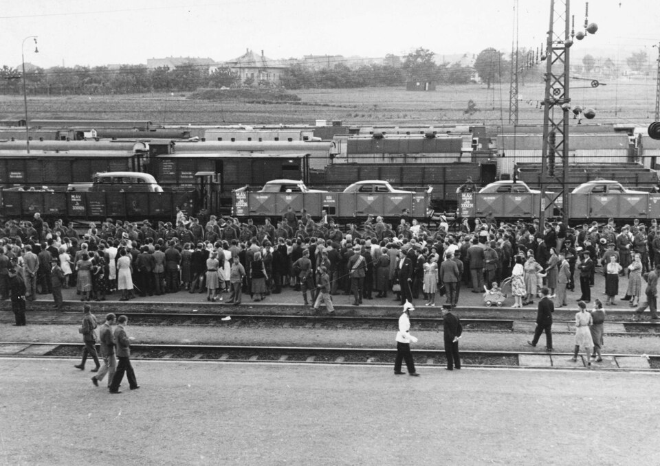 Kelenföldi pályaudvar, a Haditudósító század bevagonírozott gépjárművei, 1942. Forrás: Fortepan / Konok Tamás id
