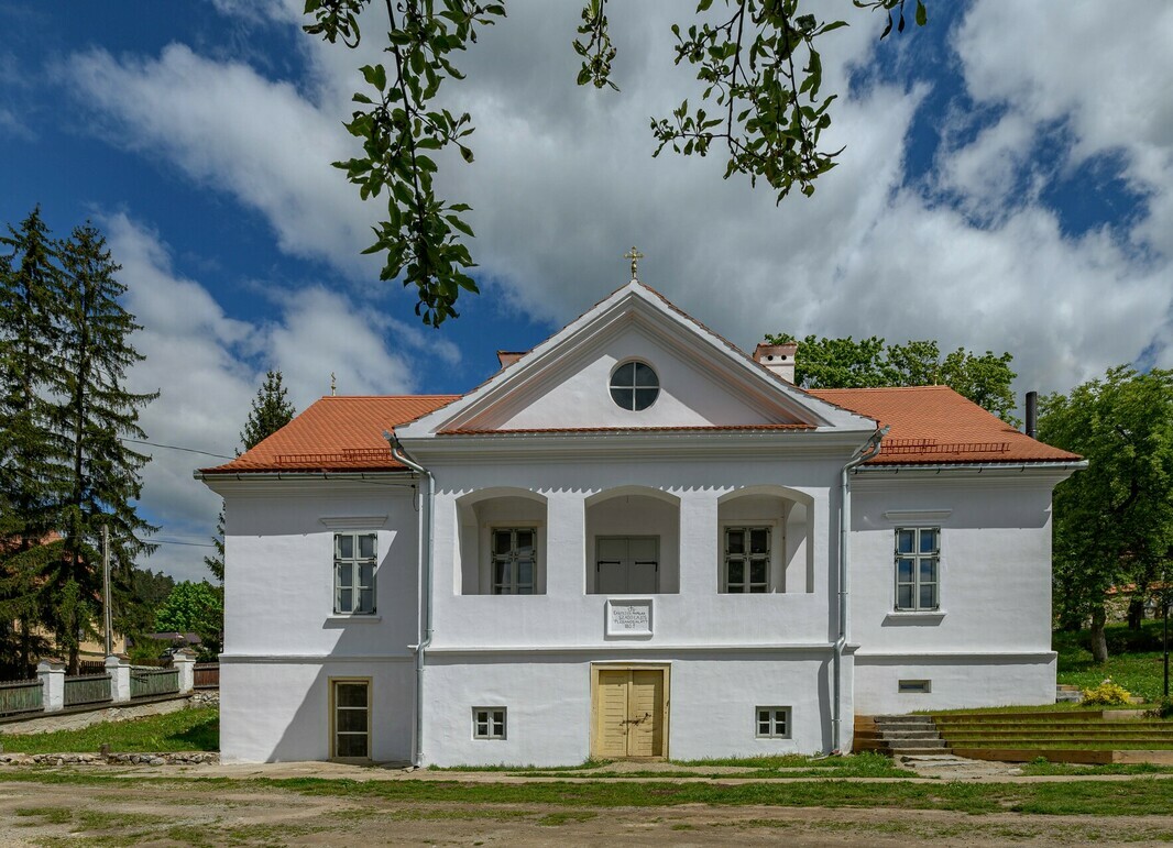 A gyergyószárhegyi plébániaépület restaurálása – Larix Studió