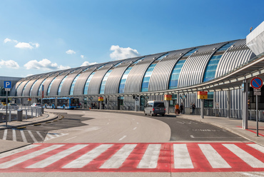 A fővárosból indulva, vagy onnan érkezve ma is a Liszt Ferenc repülőtér kettes terminálja fogadja az utazókat. A dr. Herczegh Károly és dr. Jaklics Ervin tervezte régi terminálépületek között, azoktól látványosan eltérő formavilággal épült fel 2011-re az új központi utasforgalmi csarnok, a SkyCourt, azaz az Égi udvar.
