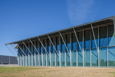 TRUMPF Gödöllő showroom. Építészet: Barlow Leibinger & Óbuda Group
