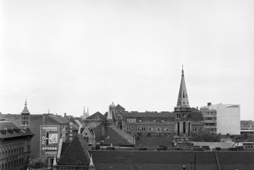 Rákóczi úti háztetők az 51. számú házból a Baross tér felé nézve. Balra a Szövetség utca torkolatánál a lerombolt Divatcsarnok helye, jobbra a Luther-udvarban a szlovák evangélikus templom tornya látszik egy 1972-es felvételen. Forrás: Fortepan / Fortepan
