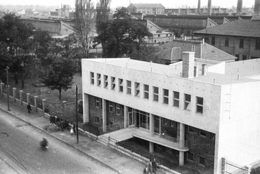 Csaba első megépült munkája, a Hofherr-Schrantz-Clayton-Shuttleworth Magyar Gépgyári Művek Rt. iparitanuló-iskolája saját fényképén (Budapest, Üllői út 303., 1949). Fotó: Fortepan / Csaba László örökösei
