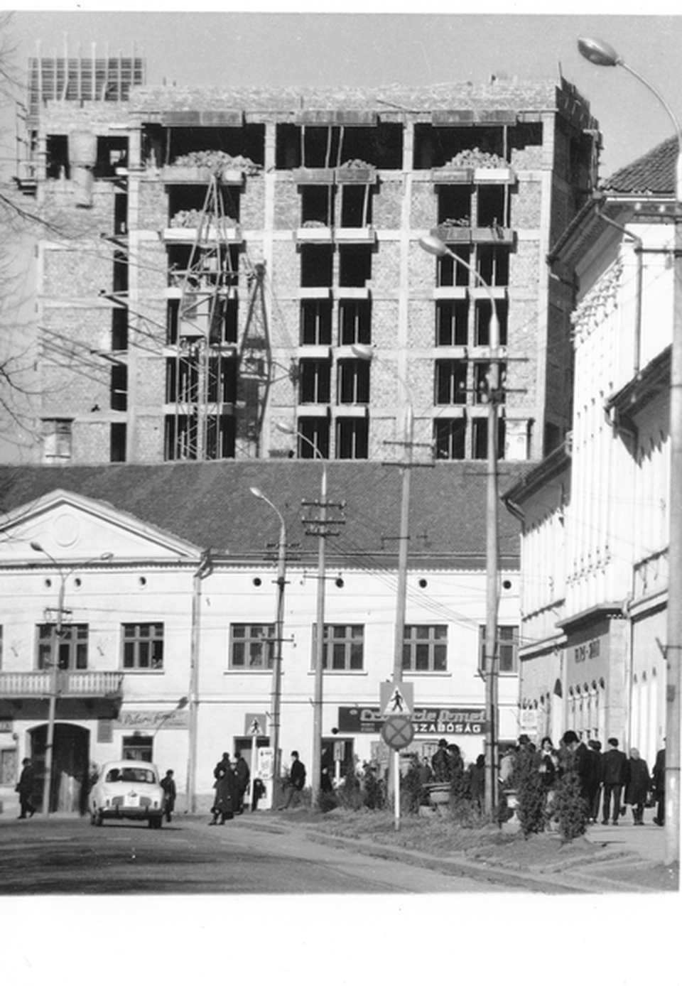 Elöl a Bodgán-haz, háttérben épül a Bodok Szálló. Bortnyik György fényképe, 1973
