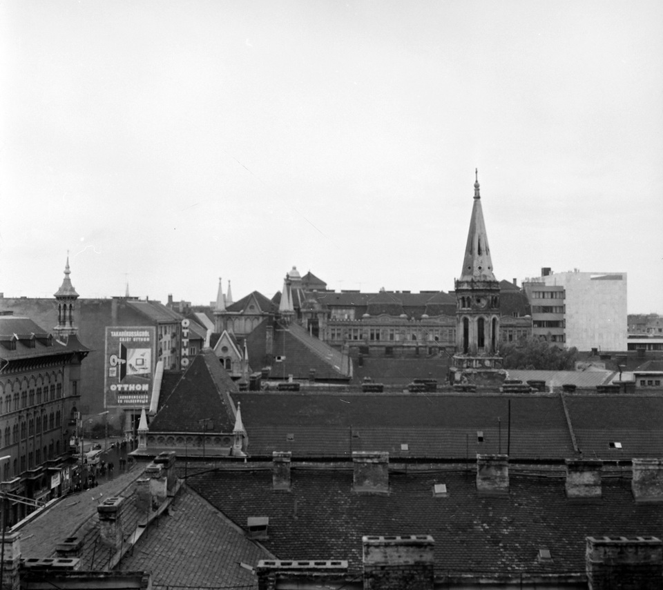 Rákóczi úti háztetők az 51. számú házból a Baross tér felé nézve. Balra a Szövetség utca torkolatánál a lerombolt Divatcsarnok helye, jobbra a Luther-udvarban a szlovák evangélikus templom tornya látszik egy 1972-es felvételen. Forrás: Fortepan / Fortepan
