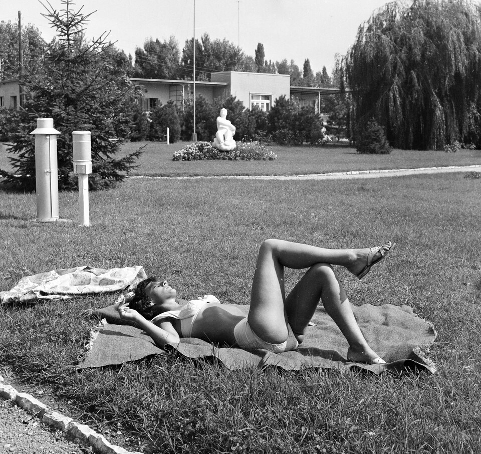 Siófok, Vitorlás utca 17., a Meteorológiai Állomás kertje, háttérben Borsos Miklós Balatoni napfény című szobra. Felvétel éve: 1962. Forrás: Fortepan 286989 / Szentkuthy Ibolya
