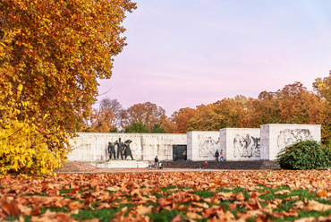 Munkásmozgalmi pantheon ősz végi nappali fényben, ahogy a temető látogatói ismerhetik. A sírkert novemberben 07:30-tól egészen 17óráig tart nyitva, a jobb megismerését pedig a fenntartó rendszeres vezetett, tematikus sétái, sőt kerékpártúrái is segítik.
