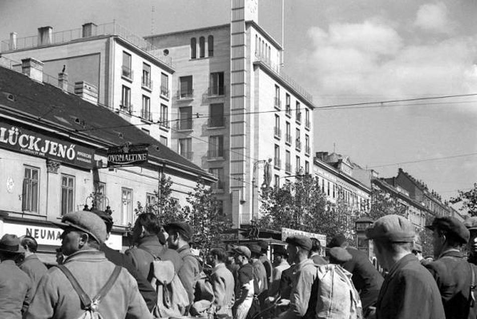 archív kép a Rákóczi út elejéről; Haár Ferenc felvétele az 1930-as évekből (nem a sajtótájékoztatón vetítettekből)