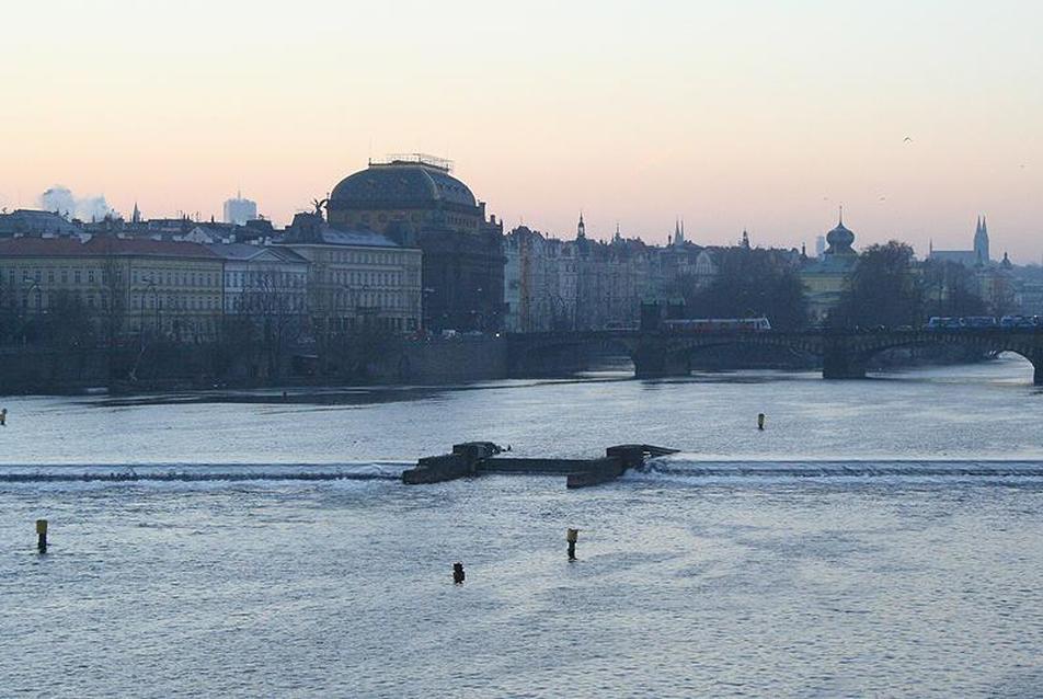 A Nemzeti Színház a Morva (Vltava) felől; fotó: vm