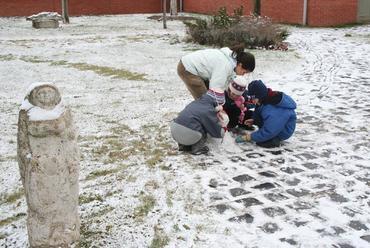 hóemberépítés a templomkertben, istentisztelet után