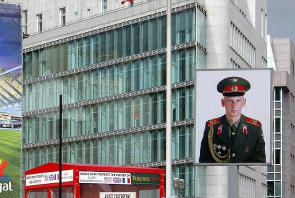 Checkpoint Charlie, Berlin - forrás: wikipedia