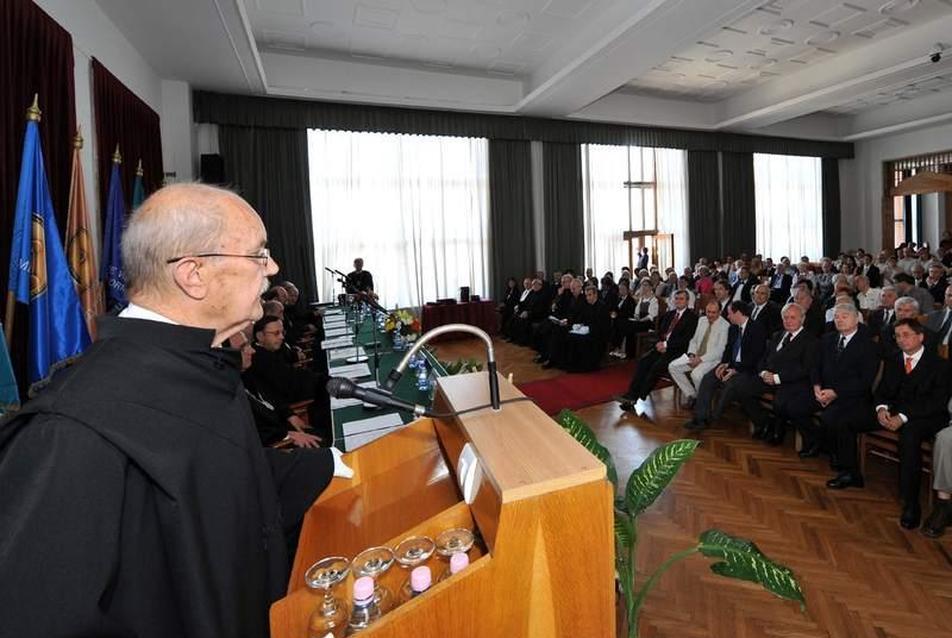 Makovecz Imre szól néhány szót munkásságáról a szenátus ünnepi ülésén