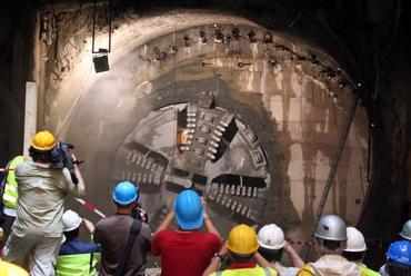 4-es metró fúrópajzsának Fővám téri áttörése