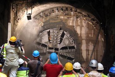 4-es metró fúrópajzsának Fővám téri áttörése