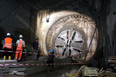 4-es metró fúrópajzsának Fővám téri áttörése