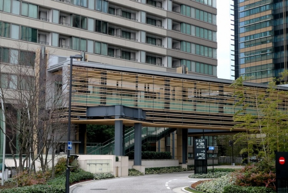 Tokyo Midtown, a lakótoronyba vezető híd a park felől, fotó: Várhelyi Judit