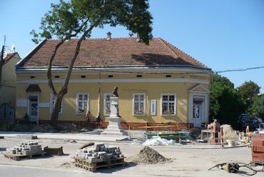 Nyizsnyai szobor előtti tér  metamorfózis közben