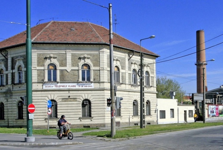 A tervezési terület a főút felől