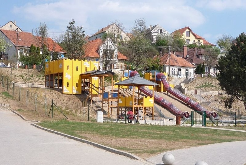 Rézsűs játszótér – Fotó: Gaschler-Gyeviki Nóra