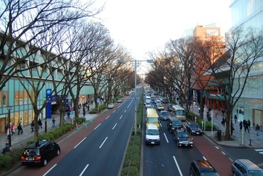 Omotesando télen Harajuku felől – balra Ando plázája, jobbra a Dior - Vizdák Janka