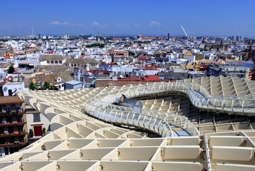 Hullámvasút tetősétány, háttérben  balra az Expo 92 épületei, jobbra  Calatrava  Alamillo hídja, fotó: Bácsalmásy Dalma