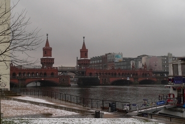 Az Oberbaumbrücke (híd) a Spree-folyó felett, előtérben az Eastern Comfort szállodahajóval (Berlin-Friedrichshain), fotó: Fülep Márton