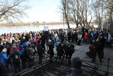 Az a "pár száz ember" a Római parti mobilgát elleni tüntetésen (fotó: ifj. Mizsei László)