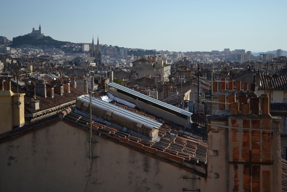 A város sűrűjében, háttérben a Notre-Dame de la Garde (1864)