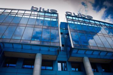 Blue Cube - főhomlokzat, fotó: Cziglán Tamás