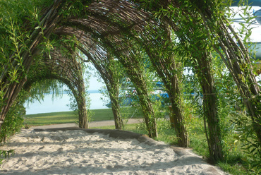 az alsóörsi strand fűzárnyékolói