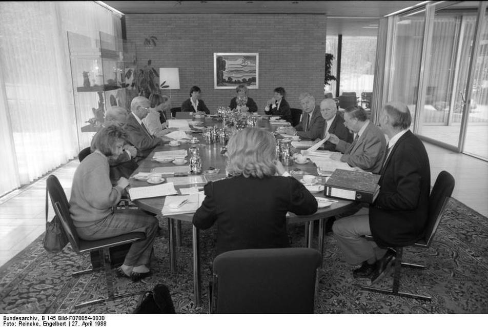 Kanzlerbungalow, kerekasztal, 1988, forrás: de.academic.ru