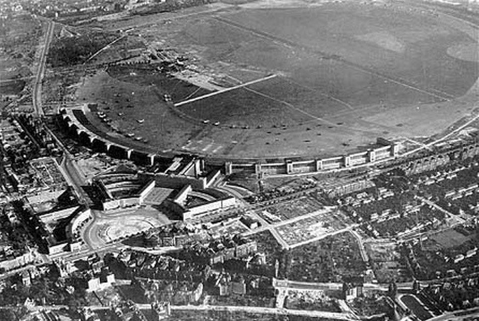 Berlin, Tempelhof - légifelvétel az új terminál- és hangrépületről, 1945. Forrás: Wikipedia