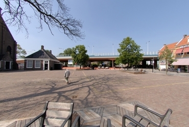 Koog aan der Zaan felüljáró alatti térség rendezése, Hollandia. Forrás: http://www.architonic.com/