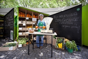 Mobil bio stand, Prága. Forrás: http://editarchitects.com/