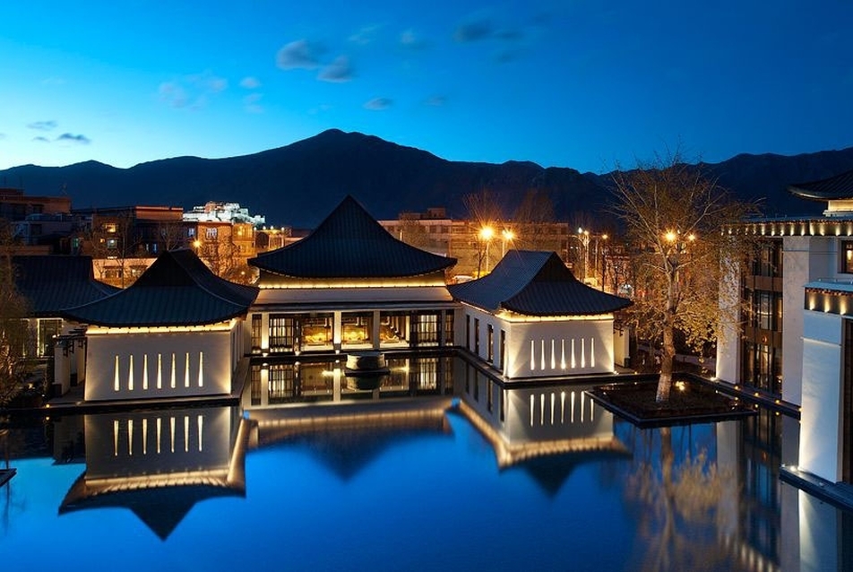 St Regis Lhasa Resort, Tibet. Forrás: www.idesignarch.com