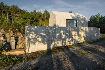 Dekleva Gregorič Arhitekti: Családi ház, Vrhovlje, Szlovénia. Fotó: Janez Marolt