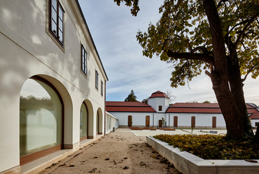 Fertődi Esterházy kastélyegyüttes - Rendezvényközpont, Jószágkormányzói (Tiszttartói) épületegyüttes - építészek: Molnár Csaba DLA, Halmai Dénes, Szentkuti Viktor - fotó: Batár Zsolt