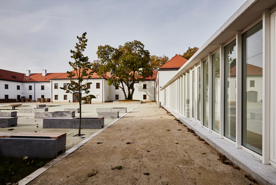 Fertődi Esterházy kastélyegyüttes - Rendezvényközpont, Jószágkormányzói (Tiszttartói) épületegyüttes - építészek: Molnár Csaba DLA, Halmai Dénes, Szentkuti Viktor - fotó: Batár Zsolt