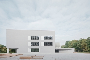 Déli homlokzat a főbejárattal - Hessenwaldschule - építészek: Alexander Vohl, Camilo Hernandez - fotó: Brigida González