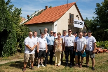 Mindjárt kész! A tetőfedők koszorújában helyet kapott Szép Zoltán a CREATON területi szaktanácsadója, Tác polgármestere Horváth Tamás és az intézmény egyik oktatója