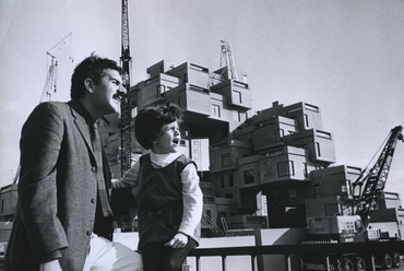 Safdie a kislányával a Habitat 67 építkezésénél