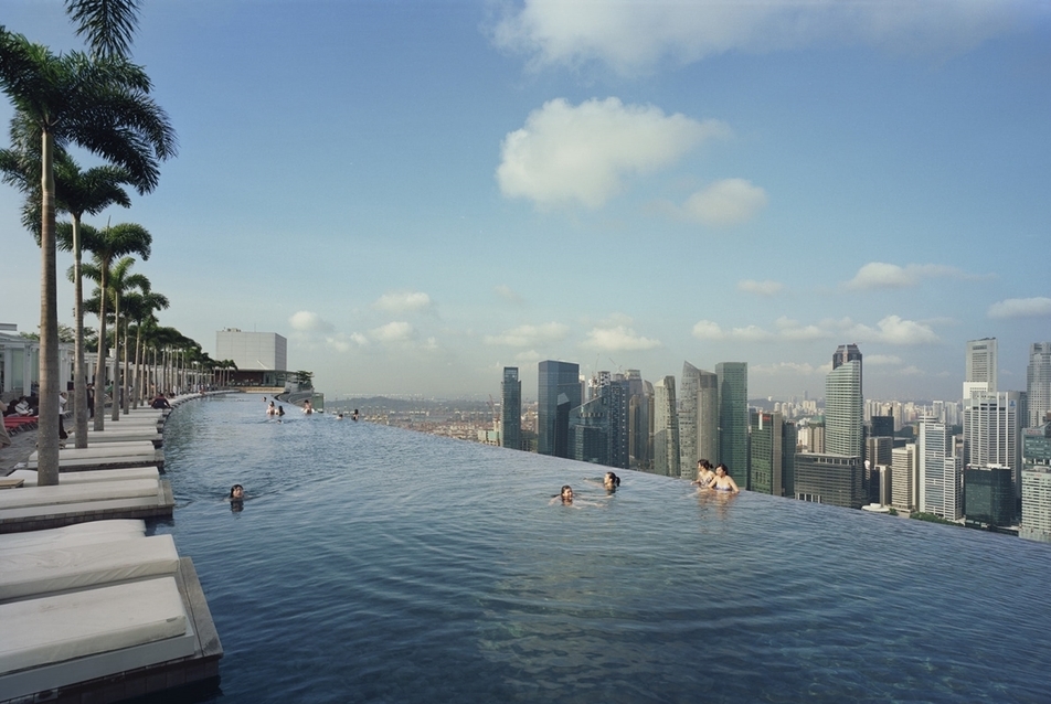 Úszómedence a Marina Bay Sands Hotel (2010) tetején, Szingapúr - forrás: safdiearchitects.com