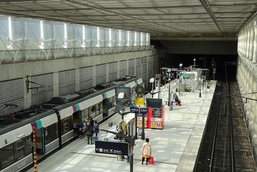 TGV-RER pályaudvar, Roissy - építész: Paul Andreu és Jean Marie Duthilleul - forrás: Wikipedia