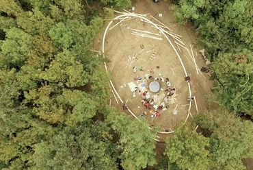 Erdei kápolna, Pannonhalma, Szent Imre-hegy - építész: Domokos Kázmér, Kaderják Eszter, Kéry Dorottya, Pongrácz Anna, Sebestyén Noémi Éva - fotó: Tóth Ákos