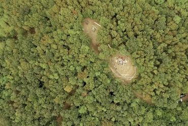 Erdei kápolna, Pannonhalma, Szent Imre-hegy - építész: Domokos Kázmér, Kaderják Eszter, Kéry Dorottya, Pongrácz Anna, Sebestyén Noémi Éva - fotó: Tóth Ákos