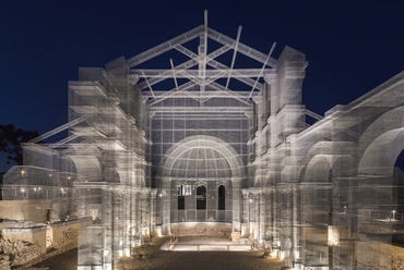 A Basilica di Siponto romjai felé emelt installáció Edoardo Tresolditól, Manfredonia 2016., fotó: edoardotresoldi.com