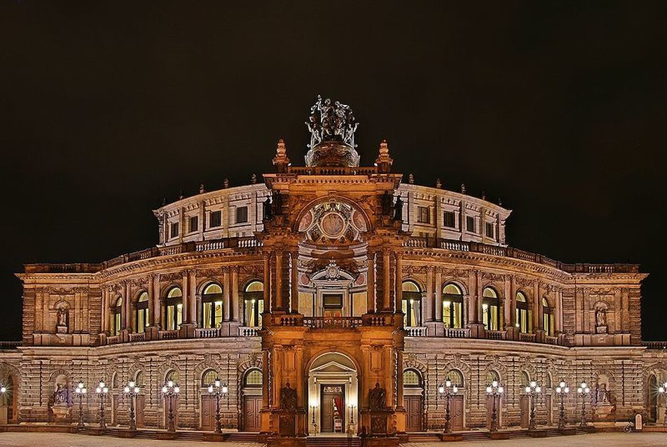 A Gottfried Semper tervezte Semperoper Drezdában. Ők már évtizedekkel ezelőtt angol színpadtechnikát használtak. Forrás: Wikipédia. 