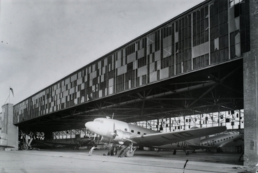 A MASZOVLET Liszunov Li-2-es repülőgépei a hangárban, 1946., forrás: Fortepan